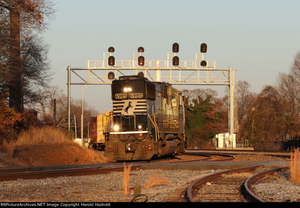 NS 6985 leads train P02 onto the "AS" line
